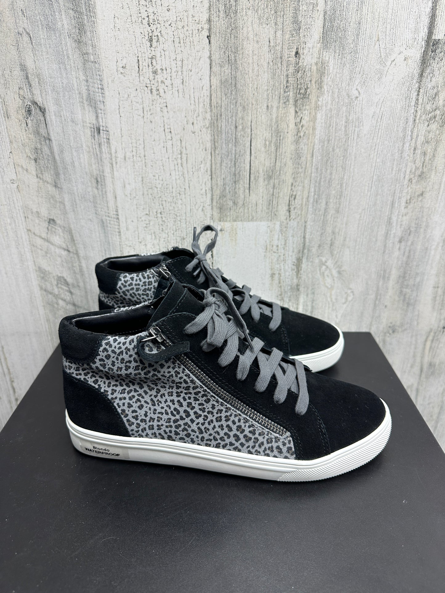 Shoes Athletic By Blondo Size: 9.5