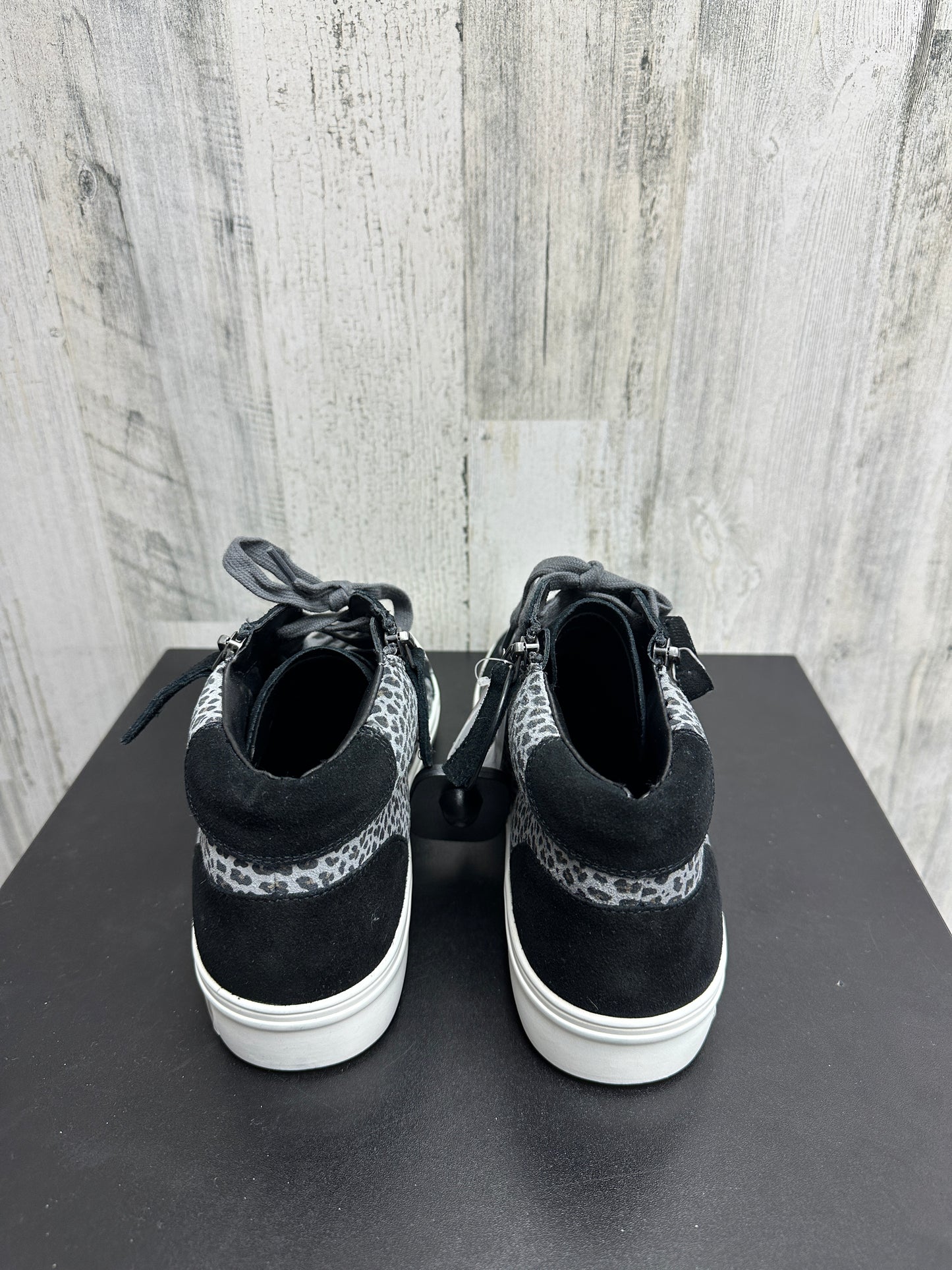 Shoes Athletic By Blondo Size: 9.5