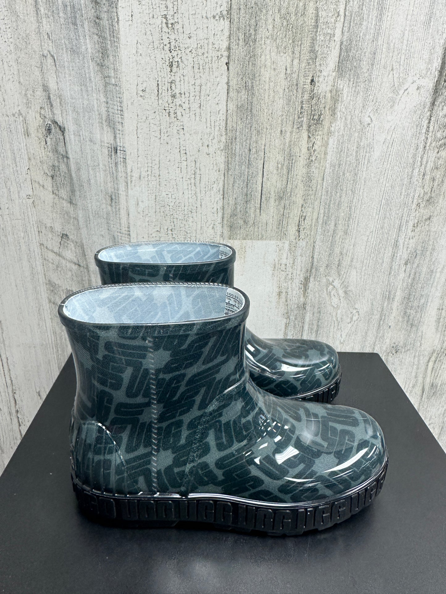 Boots Rain By Ugg Size: 6