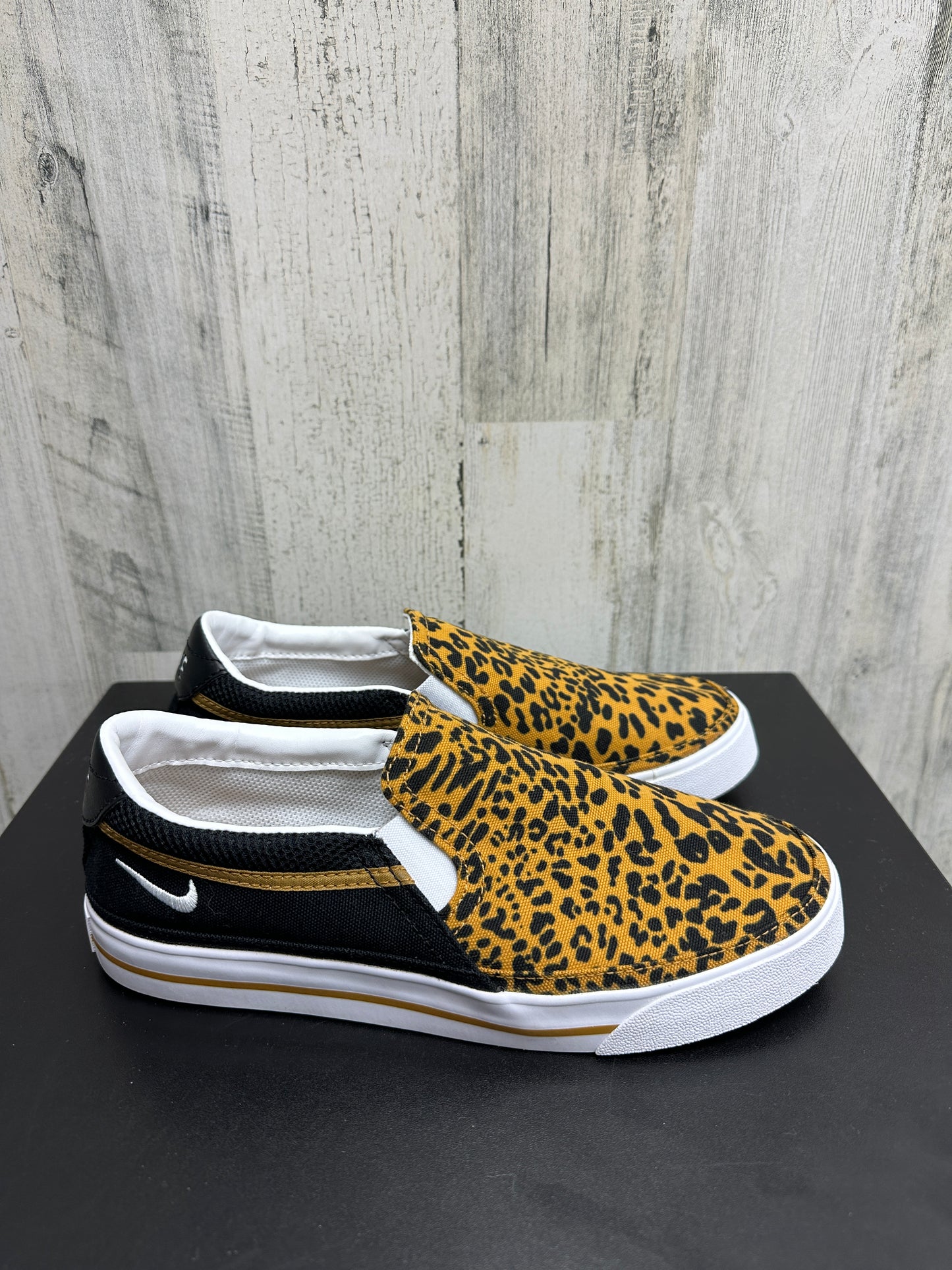 Shoes Flats Ballet By Nike Size: 7.5