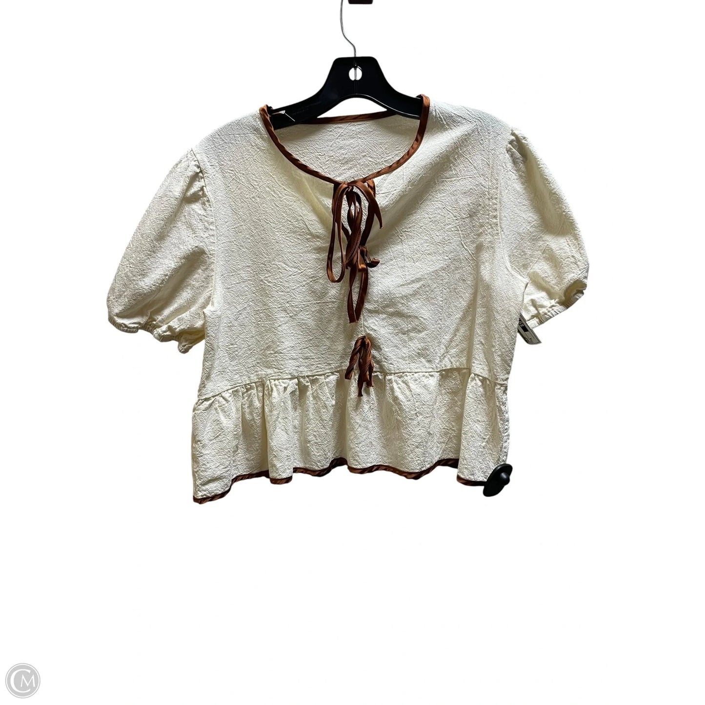Top Short Sleeve By Clothes Mentor In Cream, Size: M