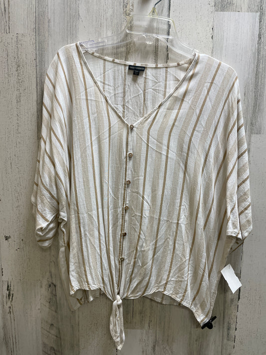 Top Short Sleeve By Coco And Carmen In Tan, Size: 2x