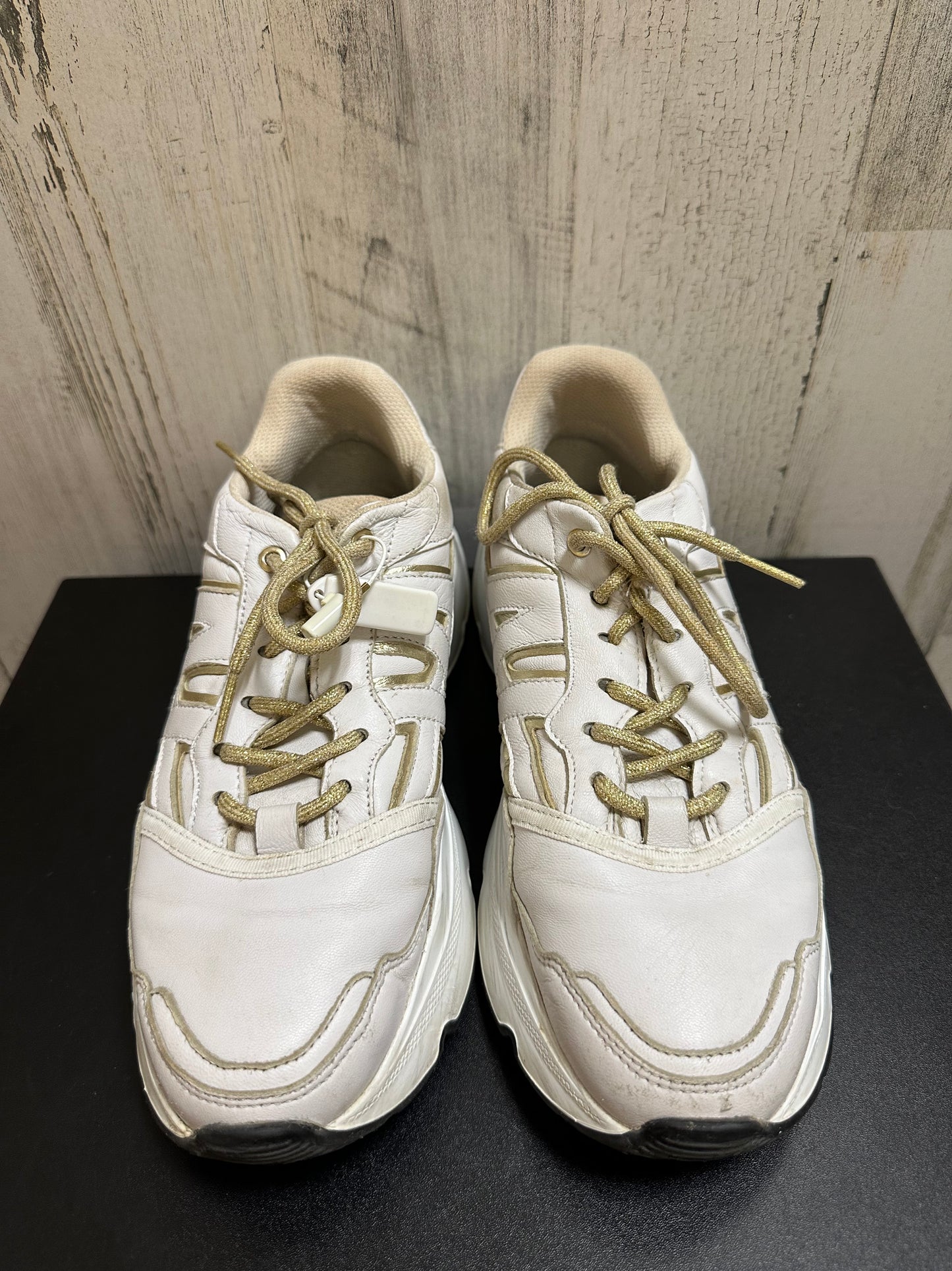 White Shoes Athletic Clothes Mentor, Size 8.5