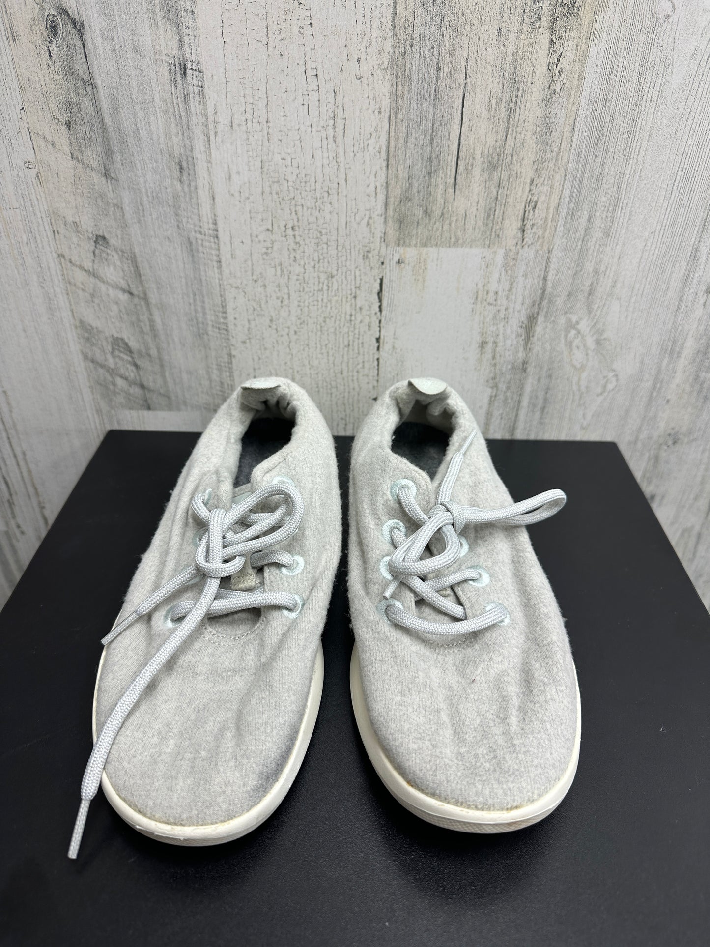 Shoes Sneakers By Clothes Mentor  Size: 9